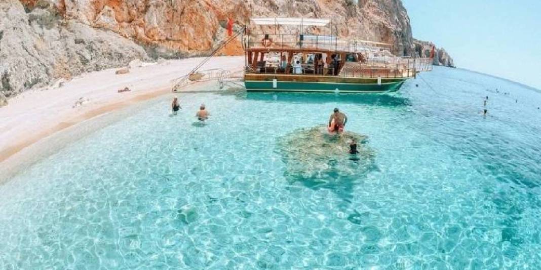 Suyun içine adım atmaya kıyamazsınız! Antalya’nın kalabalığından, gürültüsünden uzak: Eşsiz koy keşfinizi hak ediyor 6